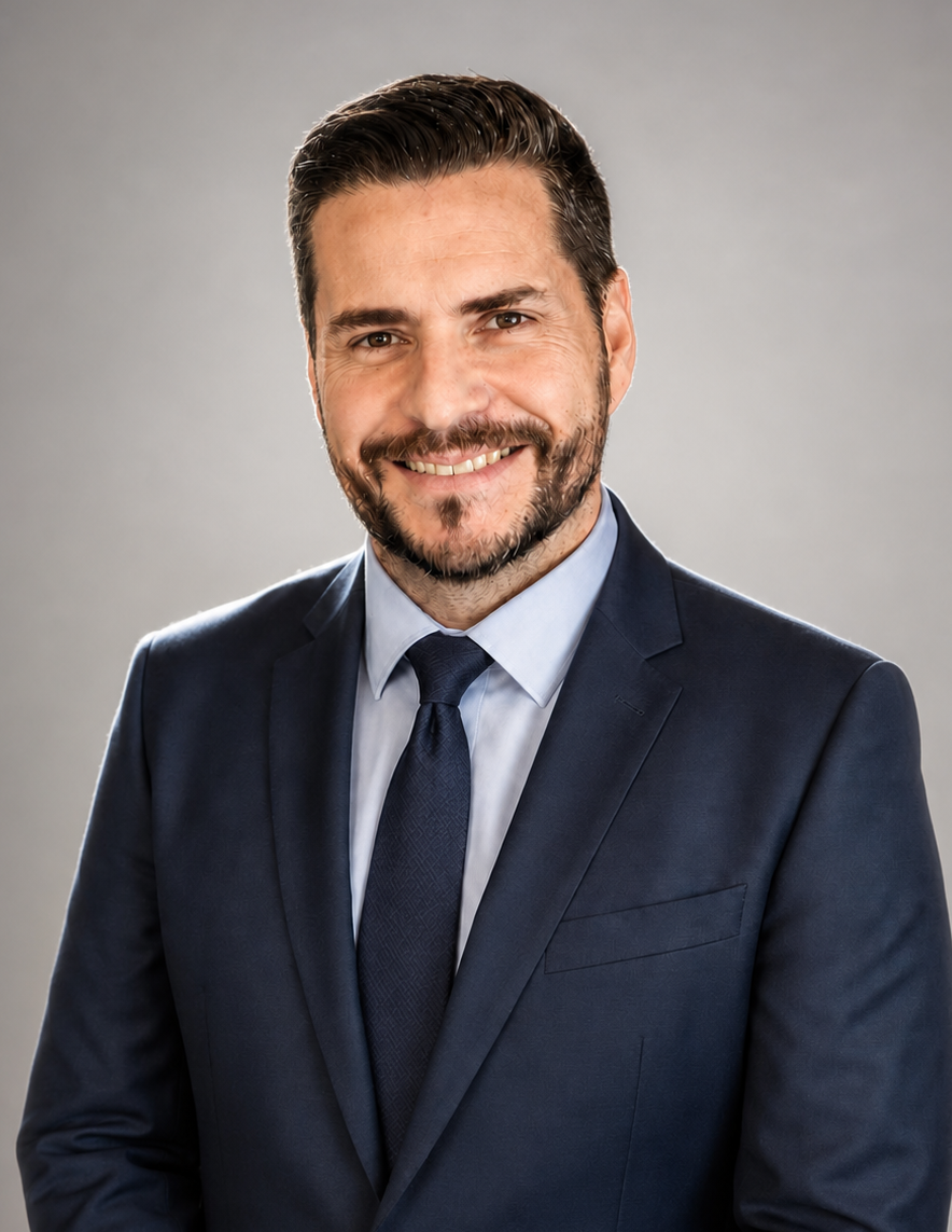 Retrato profesional de Luis Aponte